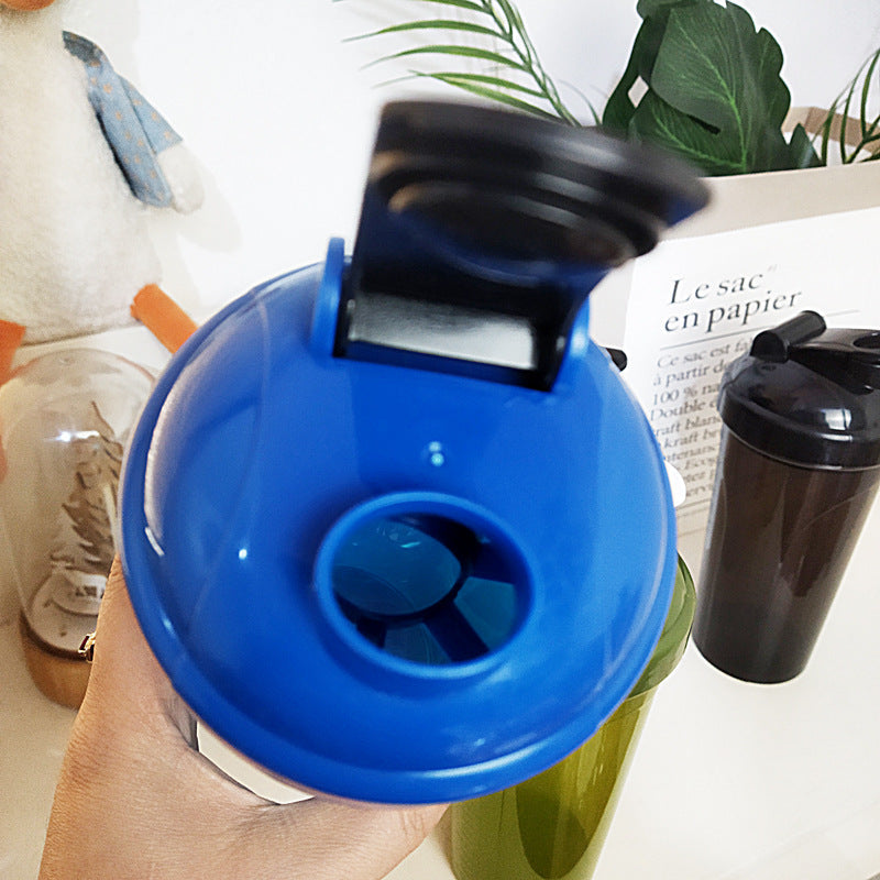 Butelka typu shaker unisex o ponadczasowym designie z praktycznym otworem do nalewania